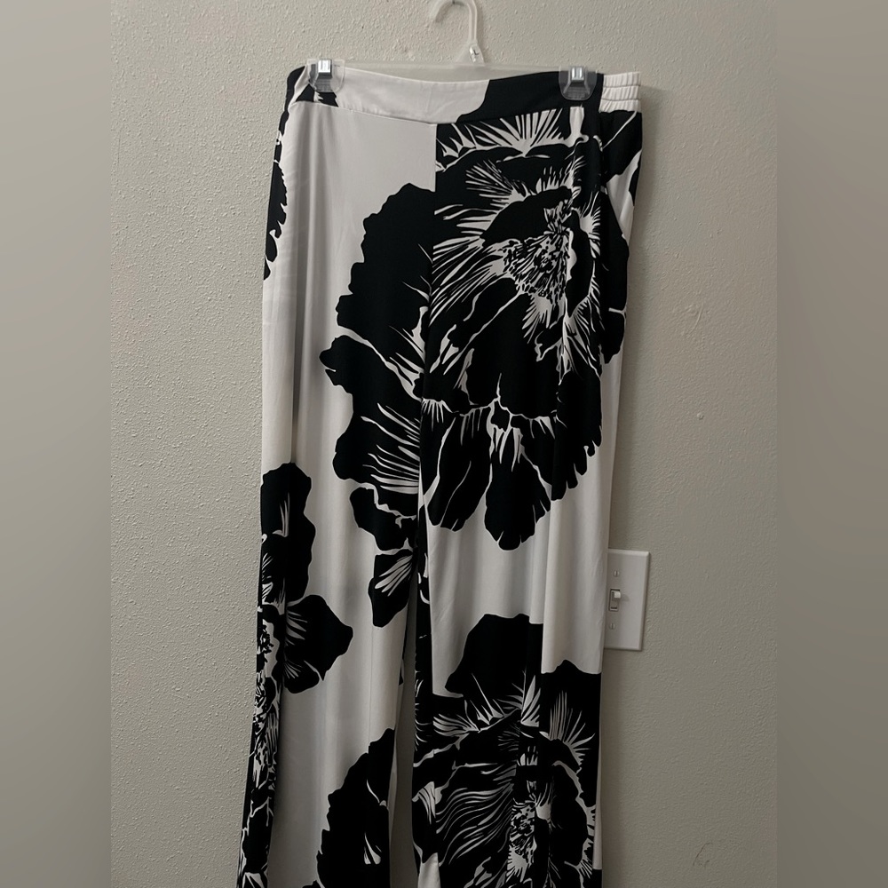 Black/White Floral pattern spandex goucho pant by New York and Co.
